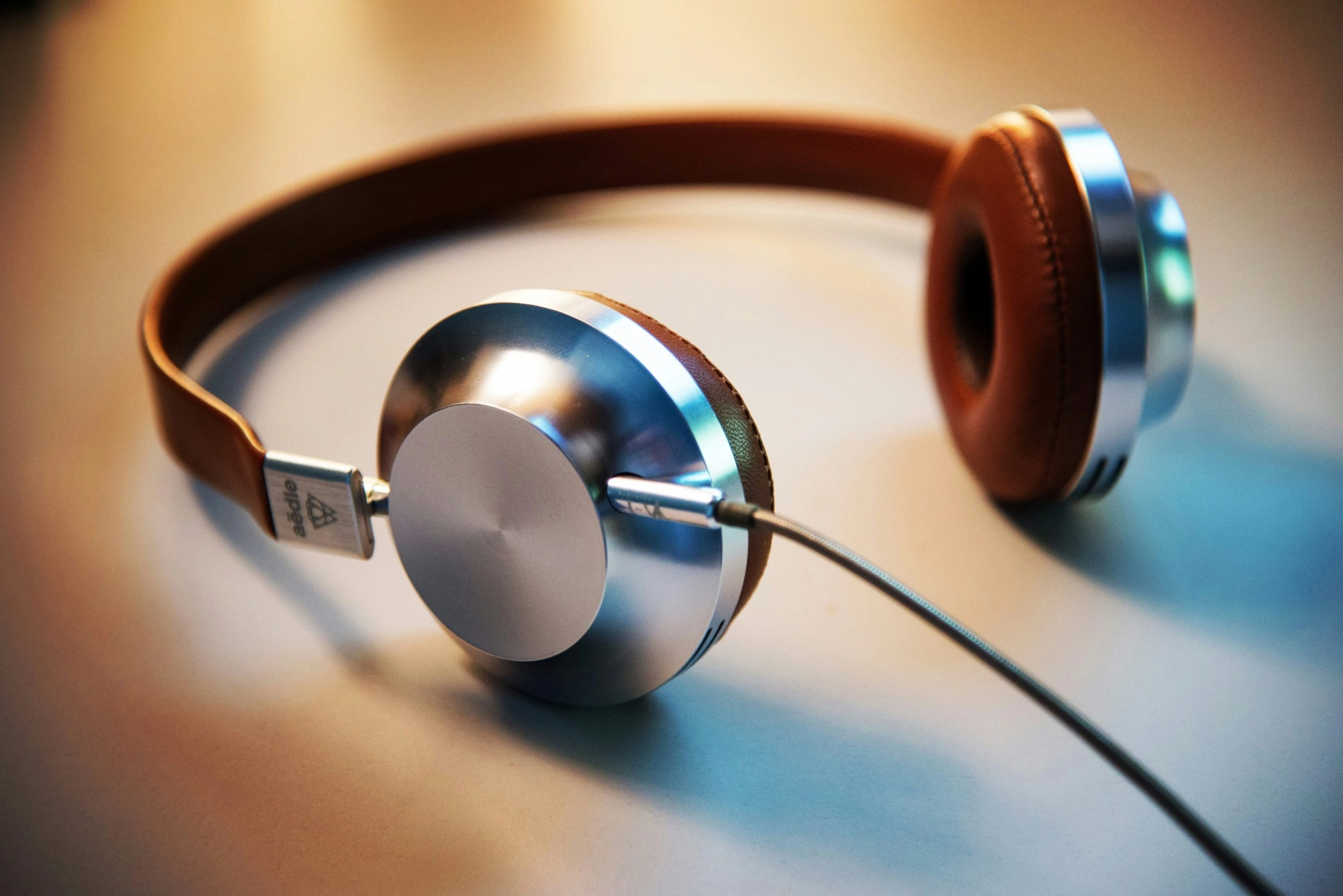 lee-campbell-GI6L2pkiZgQ-unsplash headphones 2
